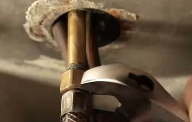 Disconnect the water supply line from the valve